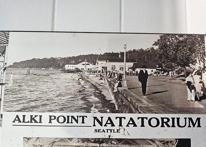 Upstairs Alki Beach Apartment - Seattle -Historic-1858